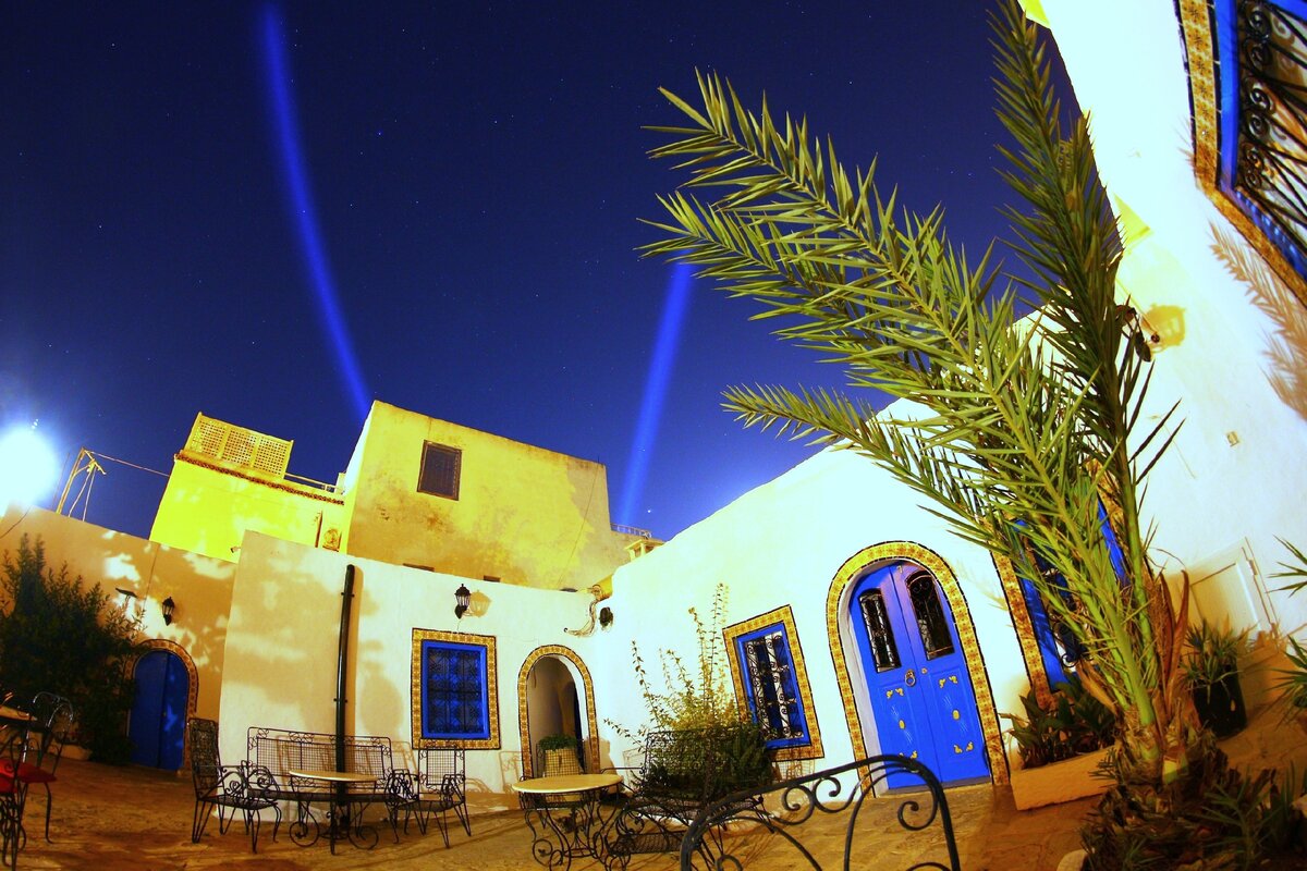 Отель в центре города ночью, фото автора статьи