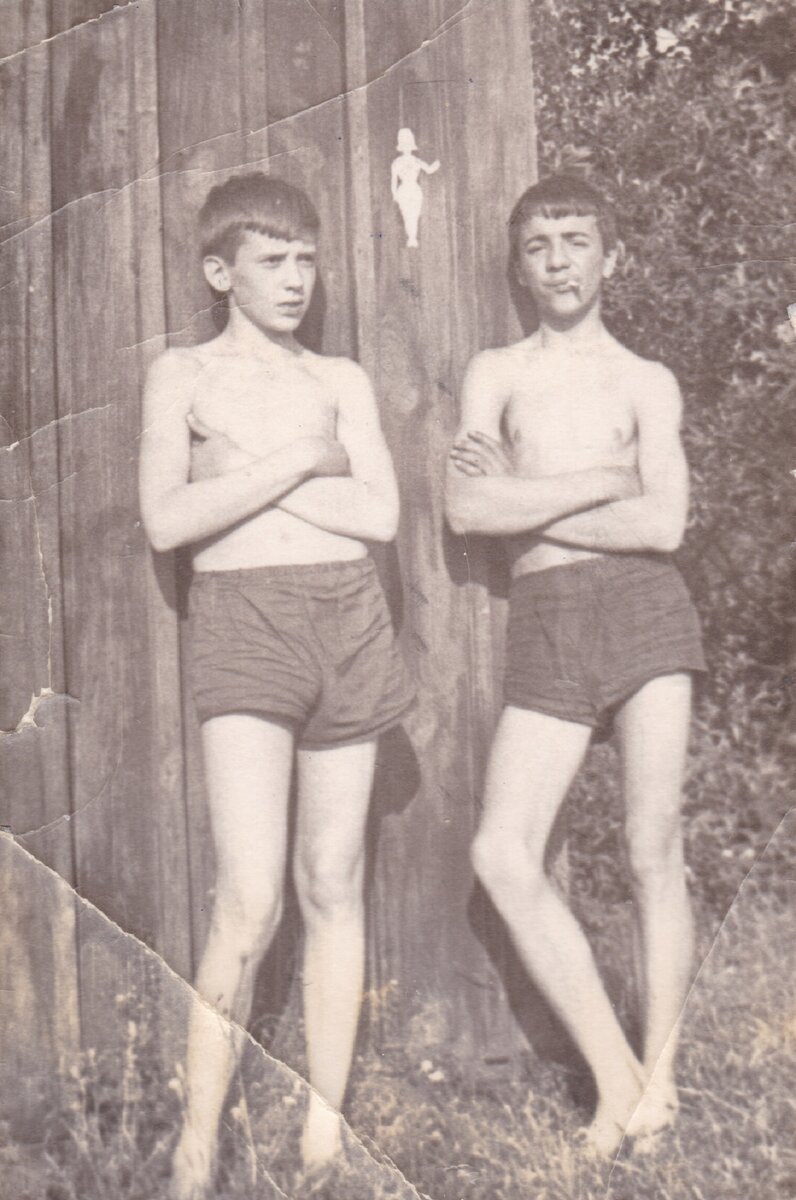 На фото Вадик справа, с папиросой во рту