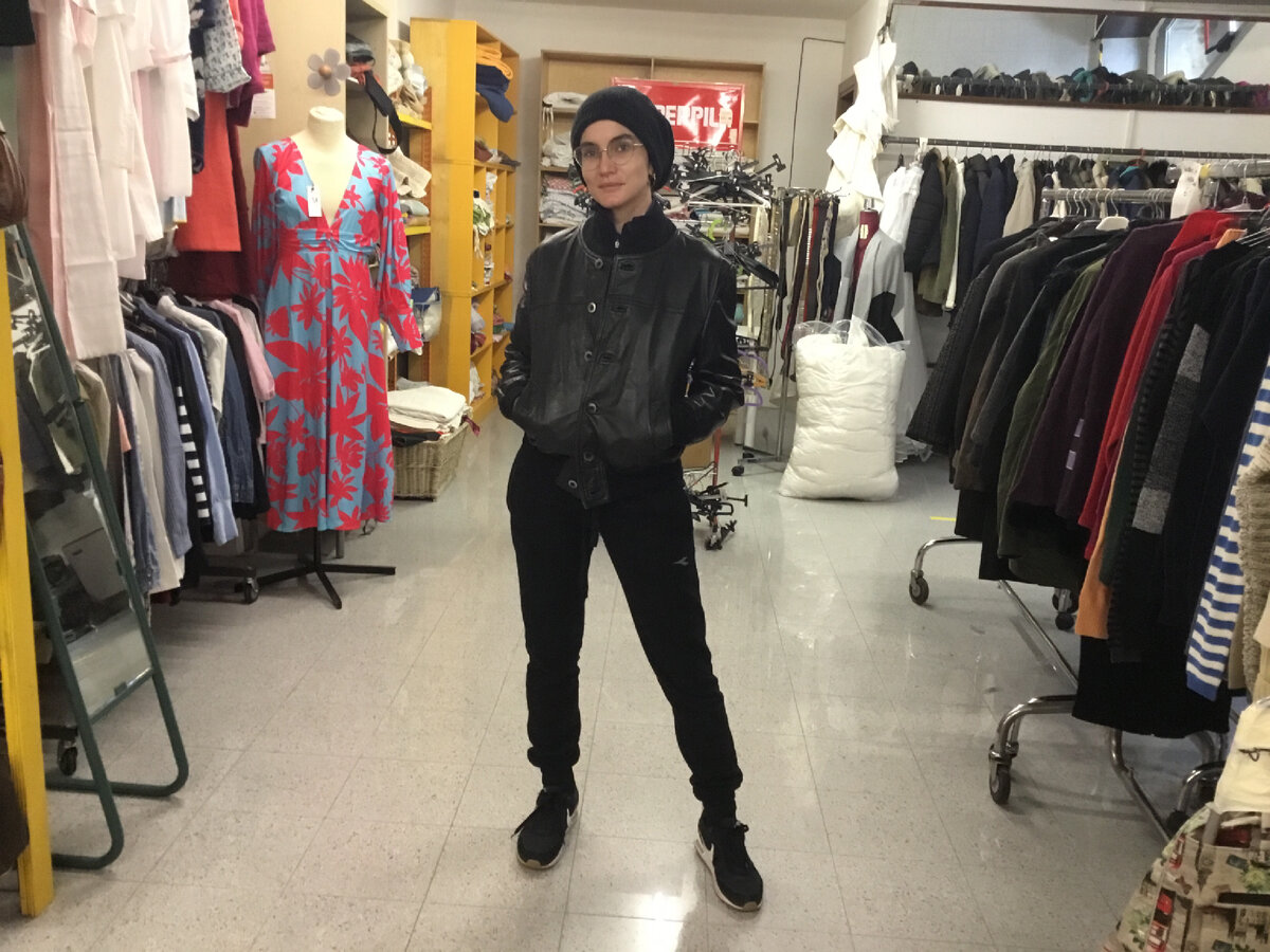 Кожаная куртка за 7 евро. Внутри слегка распоролась подкладка у рукава…