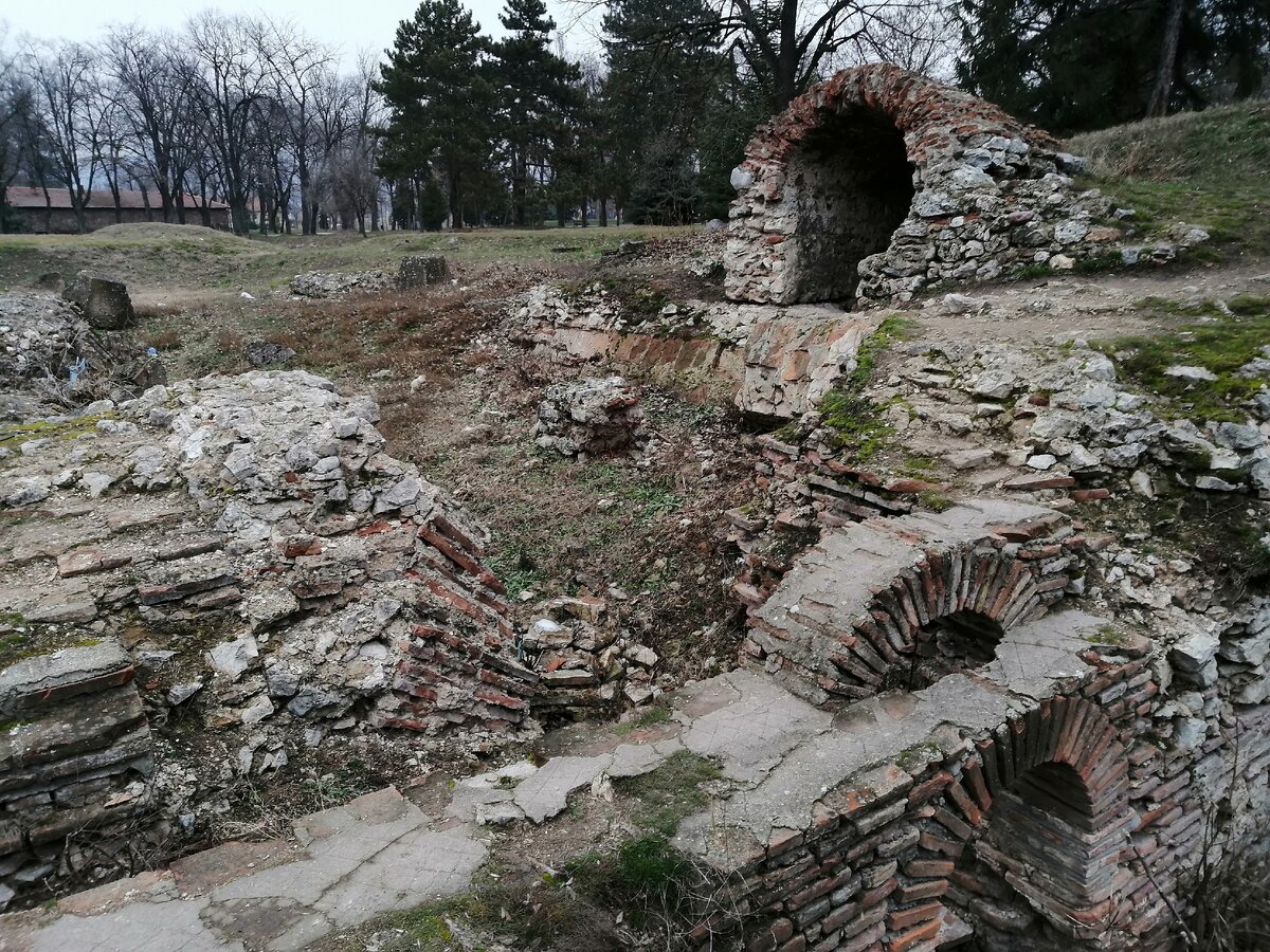 Археологи обнаружили четыре комнаты площадью примерно 40-50 квадратных метров каждая, украшенных мозаикой и фресками. Январь 2020 года, фото автора.