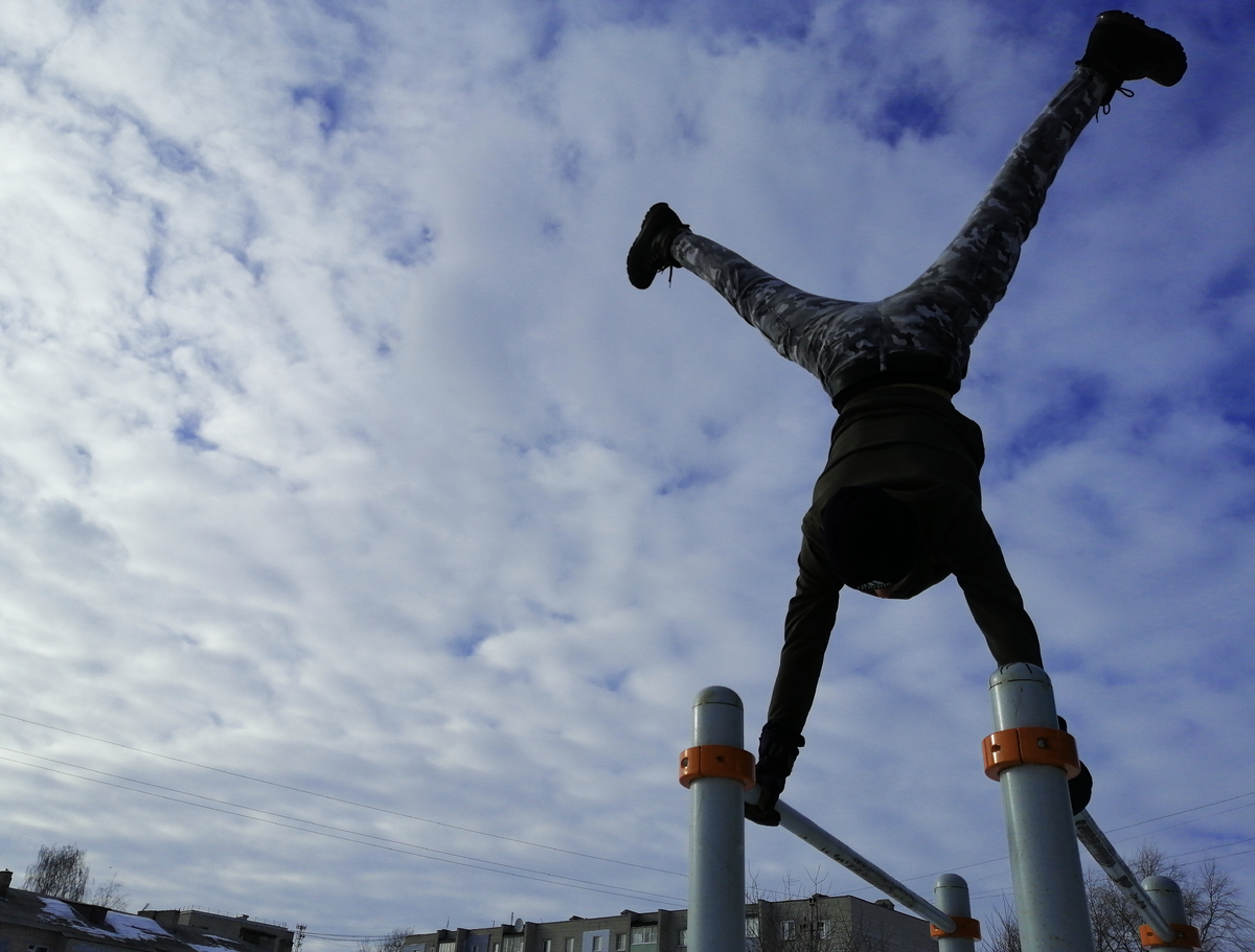 Это базовый элемент - Стойка на руках