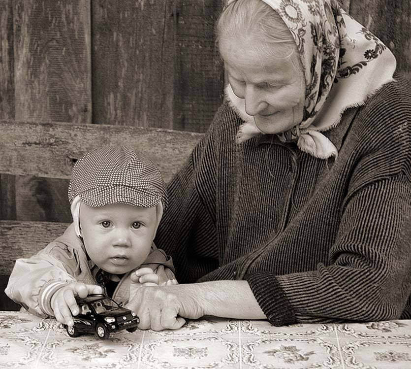 Старые бабки с внуком. Бабушка и внуки. Внук в деревне. Фотографии бабушек с внуками. Бабушка и дедушка с внуками.