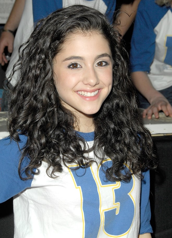 Когда Ариане исполнилось 8 лет, родители развелись, тем не менее у девушки тёплые отношения как с матерью, так и с отцом. Ведь они приложили немало усилий для того, чтобы Ариана уже будучи маленьким ребёнком начала добиваться успеха. Изначально, когда Ариана только начала говорить, родители отправили девочку в местный театр, а, когда стало понятно, что у неё есть актёрские способности, они отдали её в профессиональный театр. 

 
КАРЬЕРА
Актёрская и музыкальная карьера Арианы настолько тесно переплелись, что их уже невозможно отделить друг от друга. Голос девушке поставил знаменитый преподаватель Эрик Ветро, который до этого помогал совершенствовать вокальные способности таких известных исполнительниц, как Пинк и Кэти Перри. После таких уроков по вокалу продвижением её дальнейшей карьеры занялся брат, Фрэнки. Ариана дебютировала в мюзикле «Энни», после которого были и другие не менее успешные музыкальные спектакли.