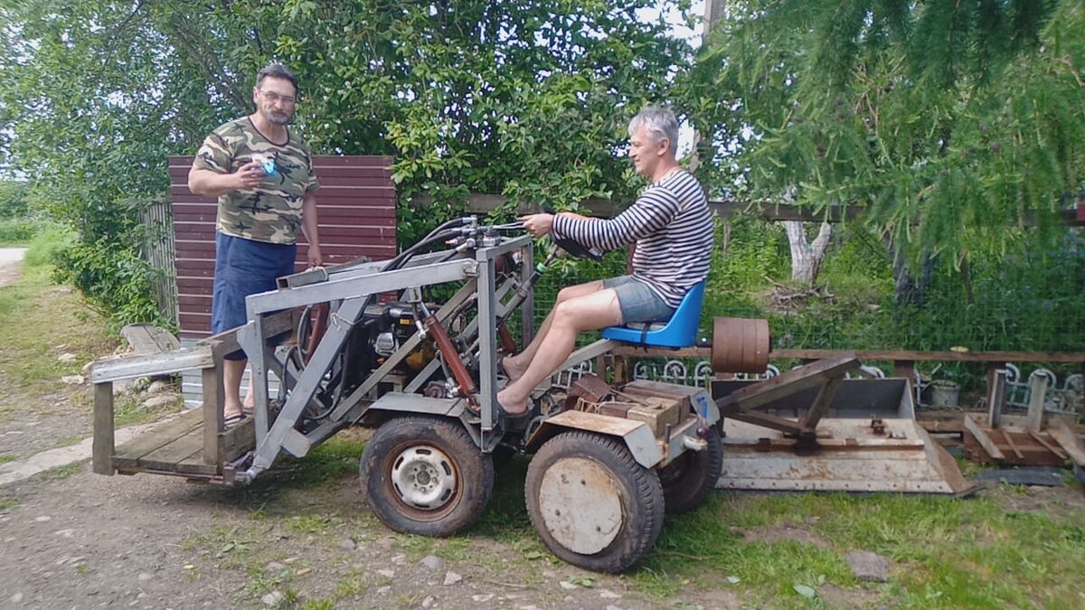 Муж с мороженкой в руках ))