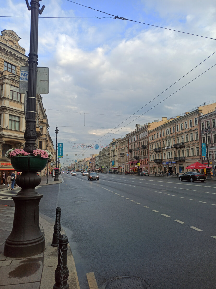 Невский проспект в 6 утра. Этот город никогда не спит.