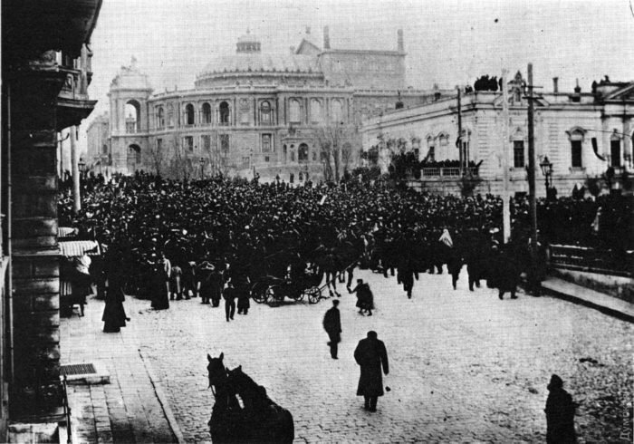 Митинг в Одессе рядом с национальным академическим театром в 1918 (1919) году