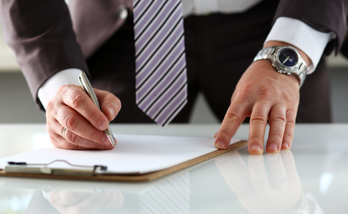 Финансовые услуги оказывает: полный список организаций на рекламируемом сайте. Посредник ООО "Сравни.ру"