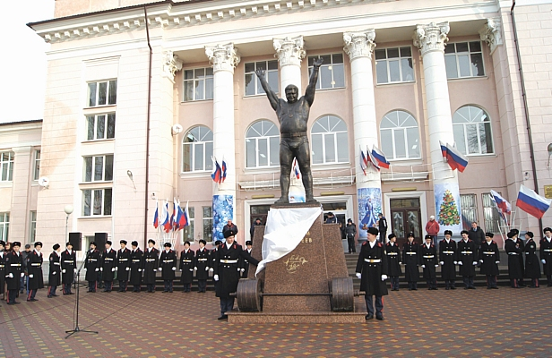 Памятник В.И.Алексееву был открыт в декабре 2014г. Фото из архива редакции.