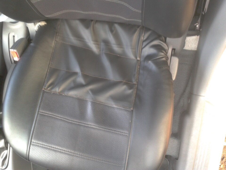 складки на экокоже. складки на экокоже. разглаживаем складки. царапина на кожаном сиденье автомобиля. складки на экокоже.