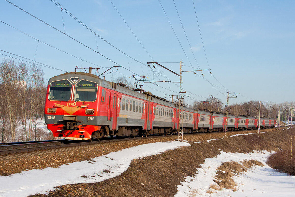 Электричка рижская пенягино. Эд4м 0296. Межвагонье эд4м. Эп2д Кремлевские курсанты. Рижская электричка.