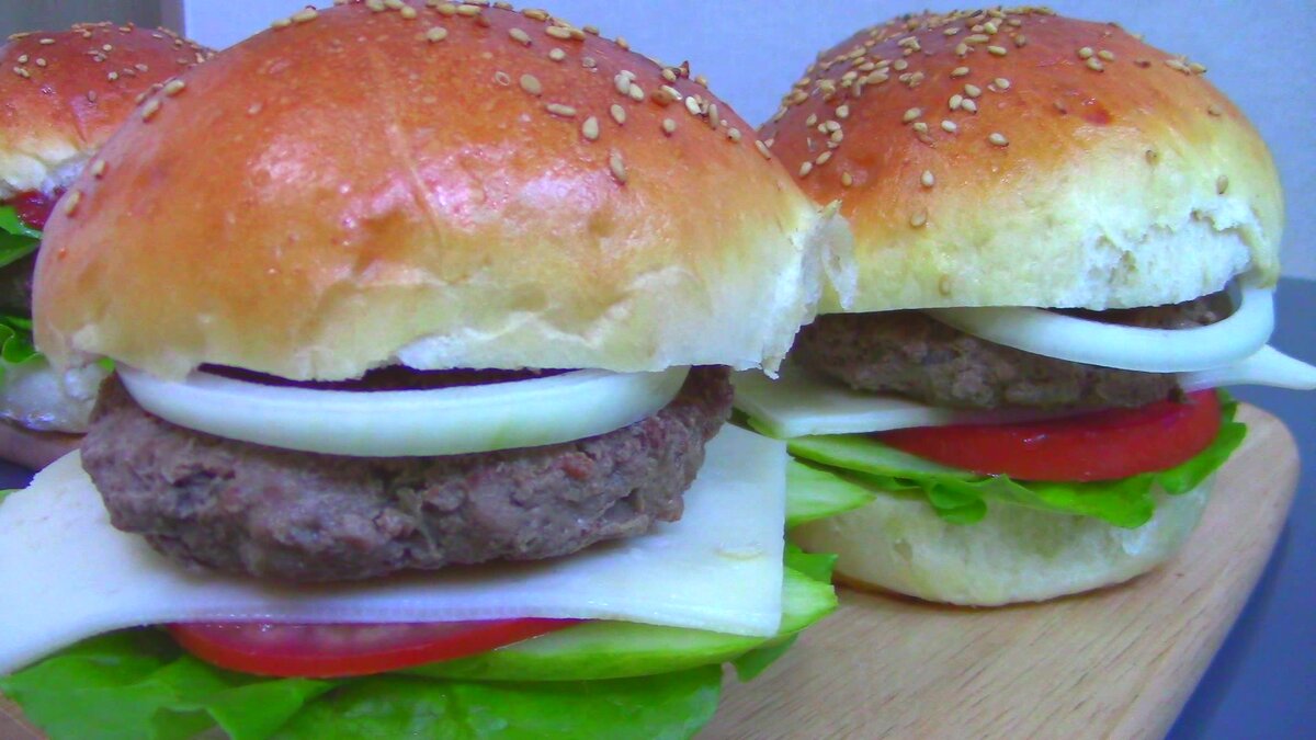 Здравствуйте дорогие подписчики и новые читатели ! Приготовить вкуснейший домашний бургер не так уж и сложно как кажется. Предлагаю полный рецепт приготовления булочек и котлет для гамбургера, который всем понравится. Рецепт в конце статьи.