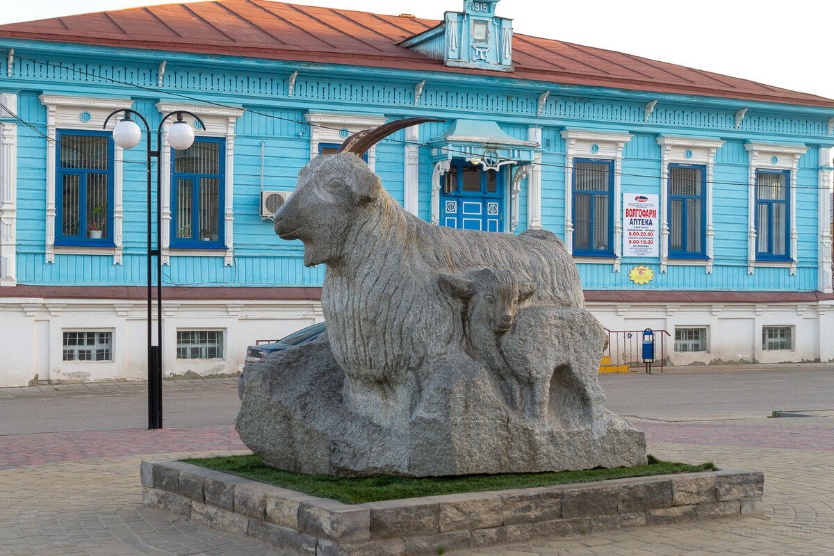 Памятник козе в урюпинске рисунок