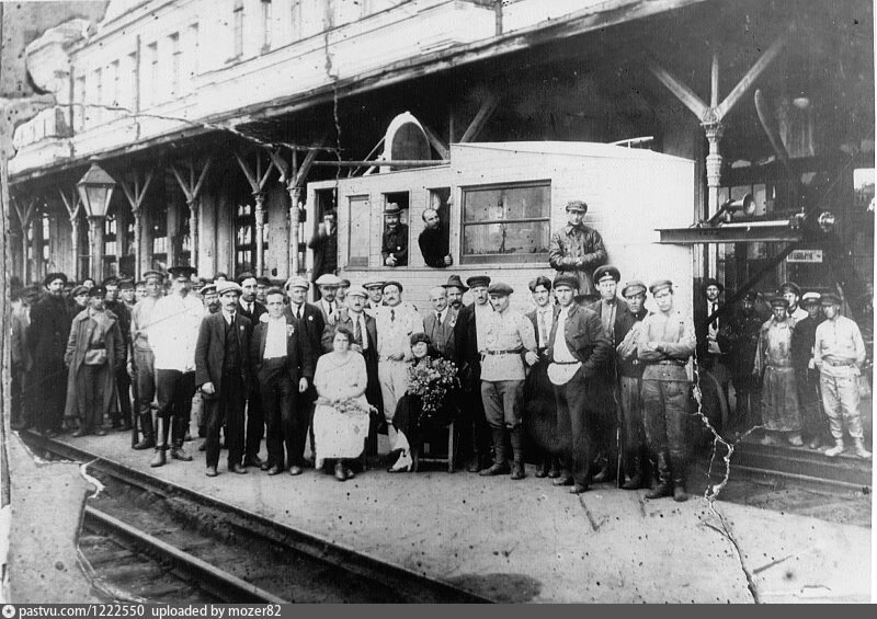 24 июля 1921 года, аэровагон на Курском вокзале Тулы, на фото  во втором ряду, справа, в кожаной фуражке, стоит выше прочих ближе к пропеллеру изобретатель  Вениамин Абаковский, источник фото https://pastvu.com/p/1222550