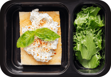 Омлет со сливочным муссом и свежим салатом