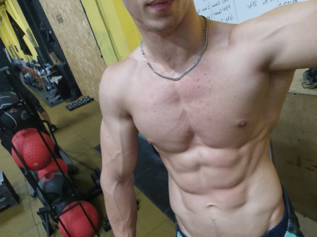 Автор канала, то есть я. Моя обычная тренировка турник+ брусья.