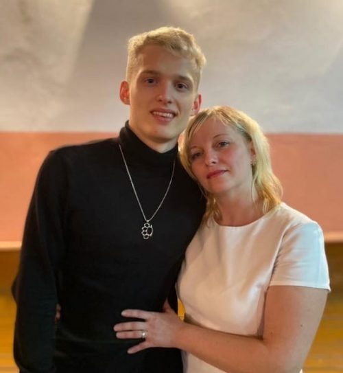 Илья Милохин с мамой. Источник https://bloknot.ru/wp-content/uploads/2021/01/3FNVxACZz5A-500x543.jpg