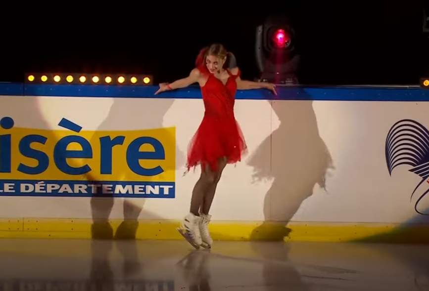 Алёна Косторная. Показательные выступления. Скриншот с трансляции