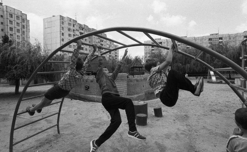 На детской площадке в новом районе, 1985 год. Автор фото - В. Тарасевич. Источник фото: russiainphoto.ru