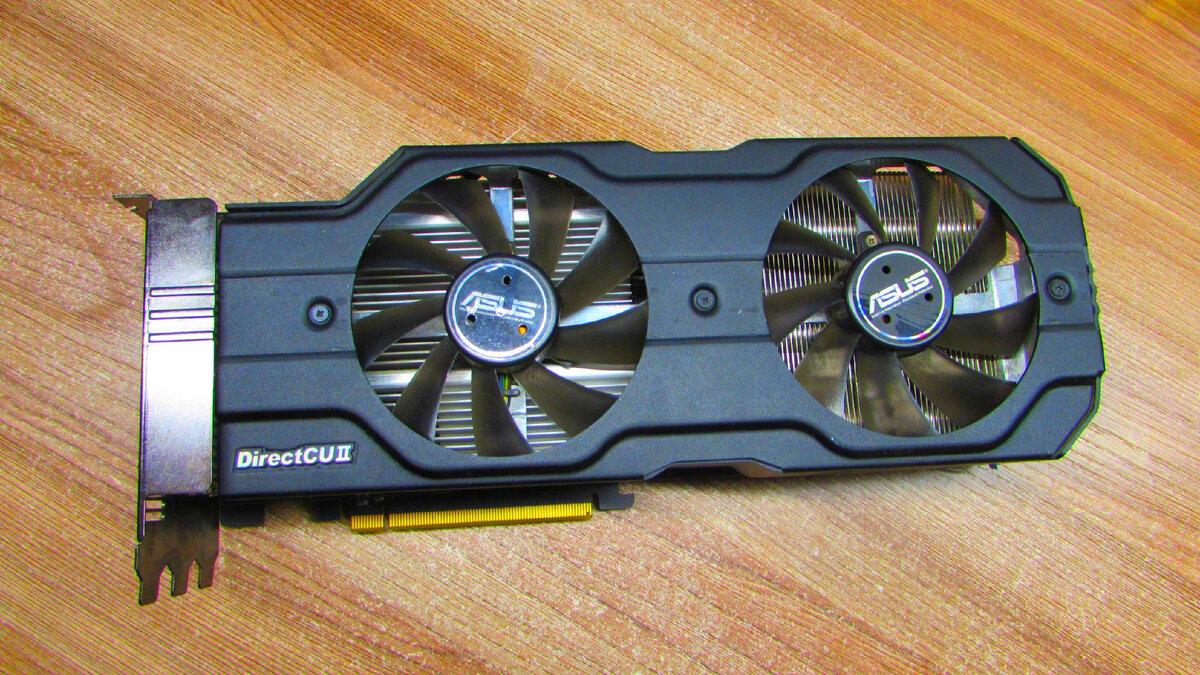Когда-то шикарная HD 6950 2Gb. И сейчас ещё кое-что может. Фото из личного архива