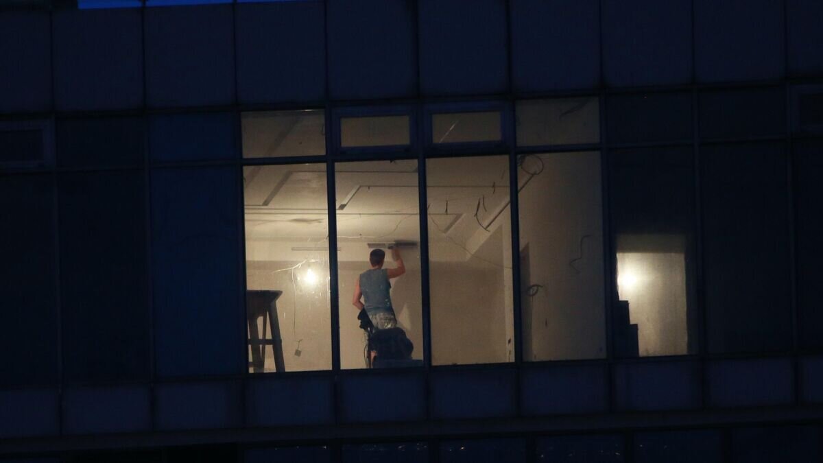    Мужчина делает ремонт в квартире© РИА Новости / Александр Натрускин