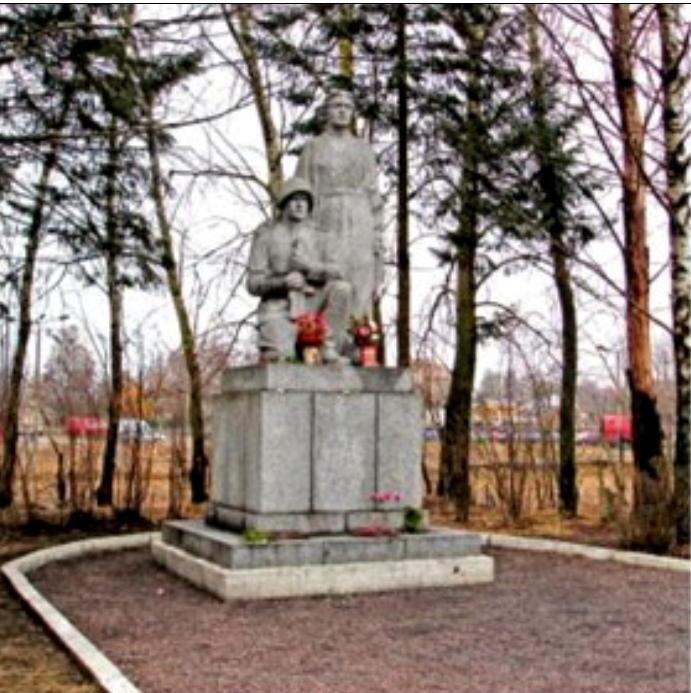 Памятник был открыт в 1956 году. При открытии памятника, председатель района тогда сказал: " «Ради нашего счастья сегодня кровь латышских стрелков, с кровью сыновей других советских республик, была смешана на кладбище Зиепниеккалнса, тем самым подтверждая неразрывную дружбу между нашими коренными народами ". Материал с https://filaretuos.livejournal.com/564204.html?ysclid=la2jowz0rg226542535