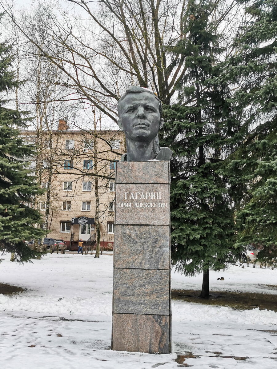 Памятник Гагарину на проспекте Гагарина.