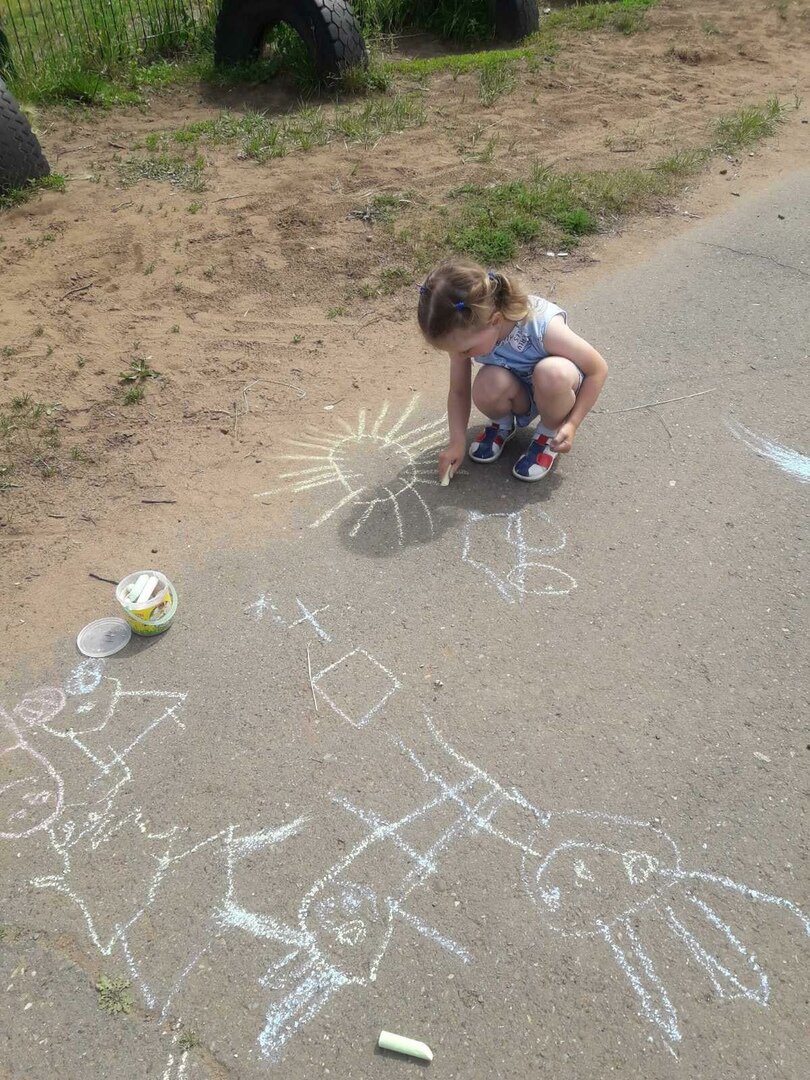 Внучка Анюта рисует с 1 года))