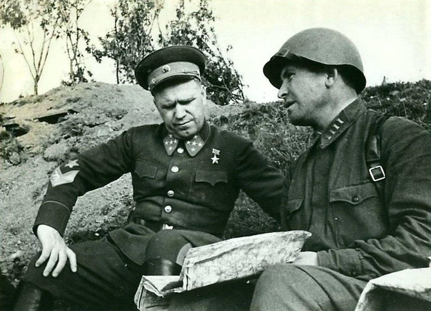 Генерал Армии Г.К. Жуков с полковником Красной Армии, 1941 год