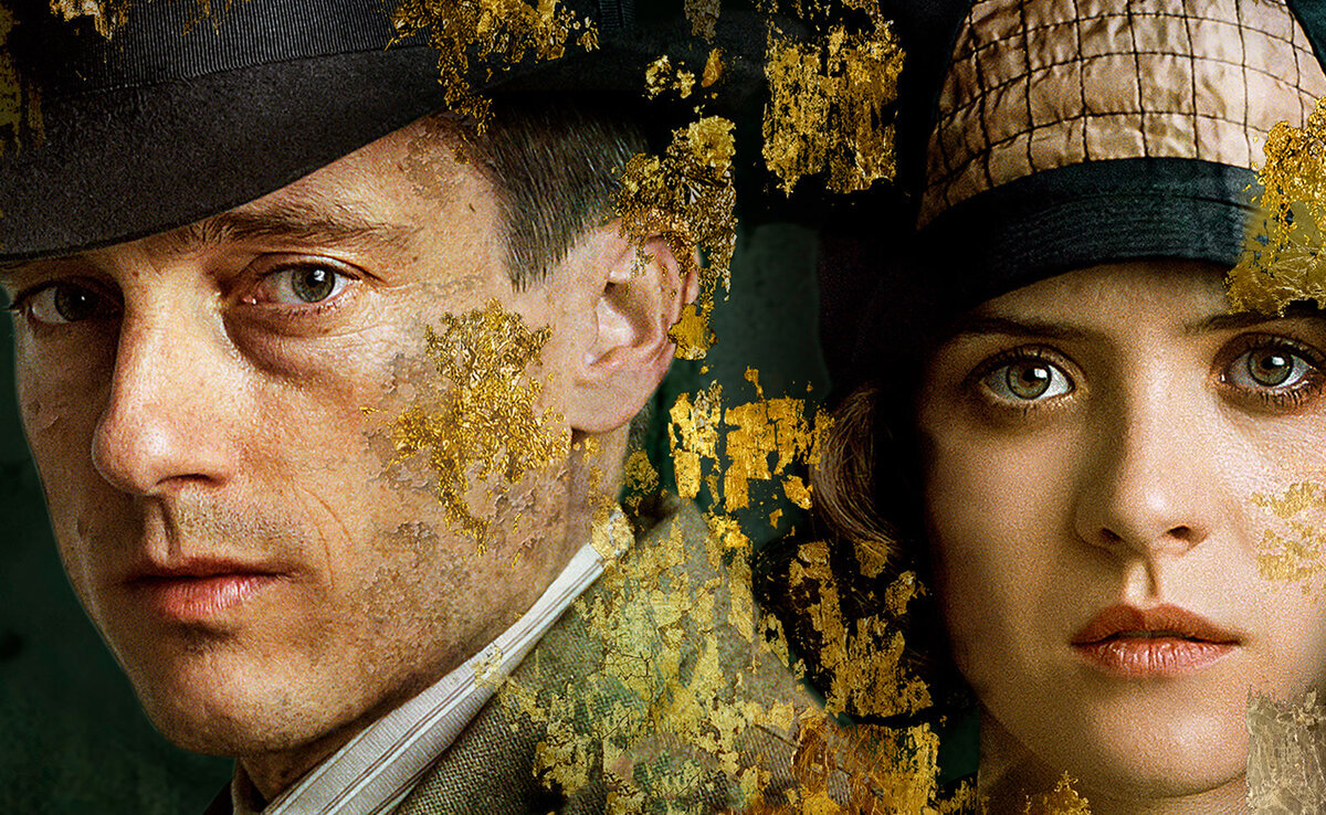 Редактировать галереюАфиша, как у Климта, с поталью. Кастинг героев потрясающий: они будто из "Степного волка" Германа Гессе вышли, но всё же история совсем другая.