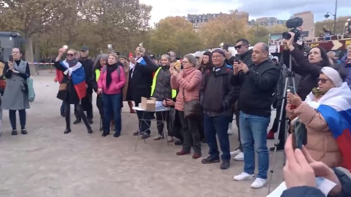    Акция организации Sos Donbass в Париже. Кадр видео© Аккаунт организации Sos Donbass в соцсети