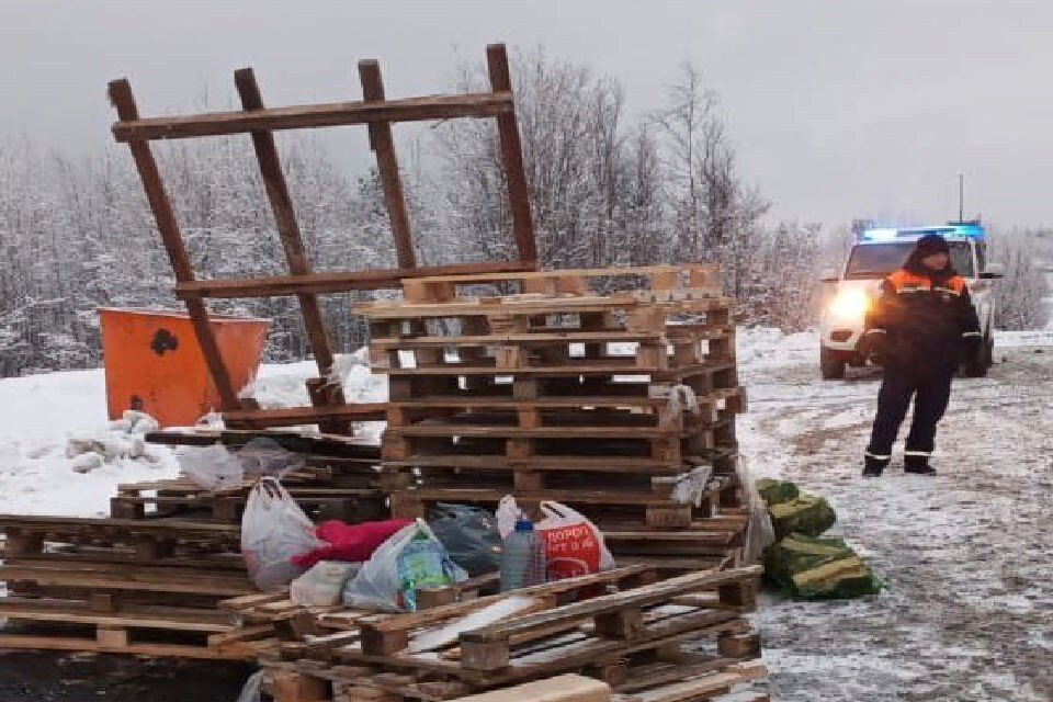     Мужчине доставили дрова, воду, продукты. Фото: vk.com/bova_na