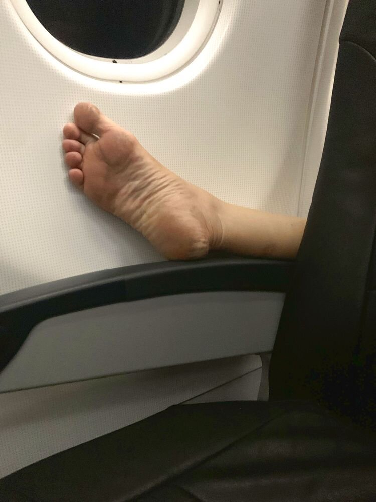 Источник: https://www.reddit.com/r/mildlyinfuriating/comments/ynutn8/foot_on_armrest