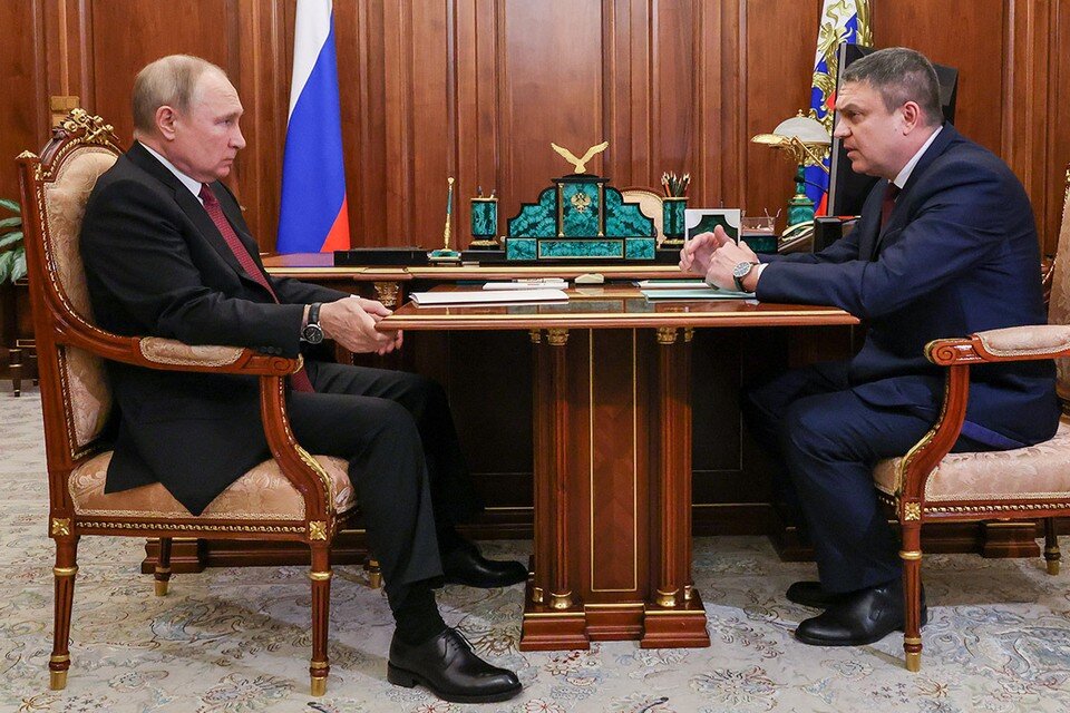     Президент РФ Владимир Путин и врио главы Луганской Народной Республики Леонид Пасечник во время встречи в Кремле. Фото: Михаил Климентьев/пресс-служба президента РФ/ТАСС