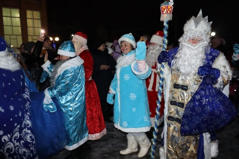    В Красногвардейском районе состоялось шествие Дедов Морозов и Снегурочек Елена Шкатова