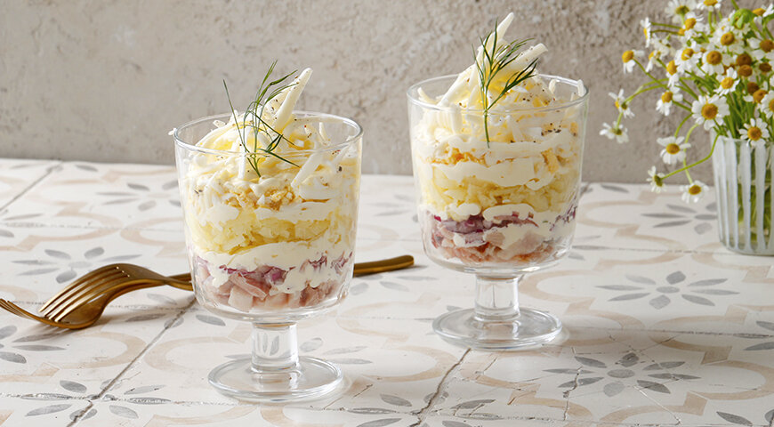 Салат «Невеста» не зря получил такое название. Белоснежный снаружи и очень нежный внутри. Поистине особое блюдо для особого случая. Верхний слой салата из тертого плавленого сыра напоминает нам воздушное, пышное свадебное платье. Для приготовления блюда вам понадобятся самые простые продукты. Только курицу мы будем использовать копченую. Она придаст особую пикантность. Картофель можно при желании приправить специями, тогда он получится ароматным и вкусным. В целом все остальные ингредиенты доступные и найдутся в каждом доме. А легкость приготовления салата воодушевит даже начинающих кулинаров.