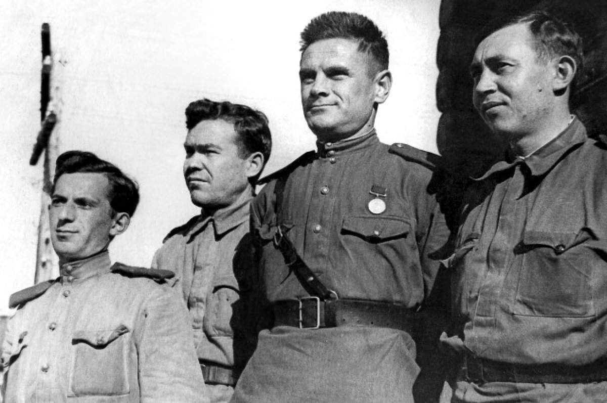    Фото с фронта, присланное Абдурахманом будущей жене в 1943 году (крайний справа).