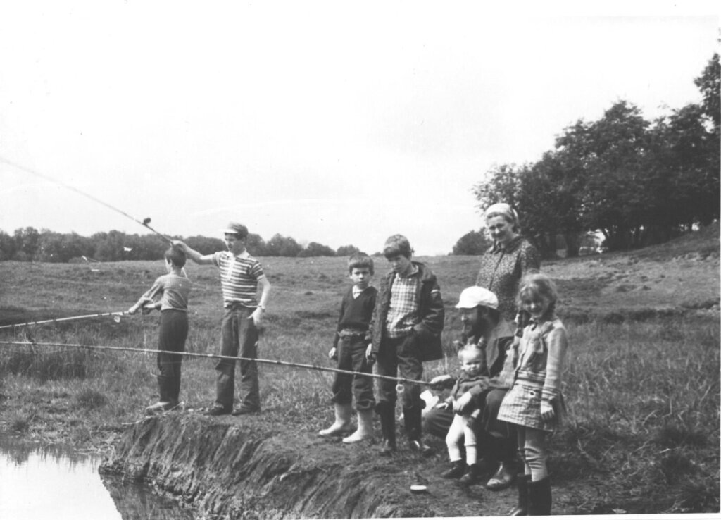 Отец Валериан с матушкой Наталией Константиновной и детьми на отдыхе