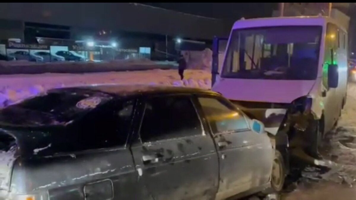     Массовое ДТП произошло вечером в четверг, 29 декабря на въезде в ижевский микрорайон Строитель напротив дома № 3А по улице Новоажимова.34-летний пьяный лихач на ВАЗ-2112 совершил столкновение сразу с тремя другими автомобилями.