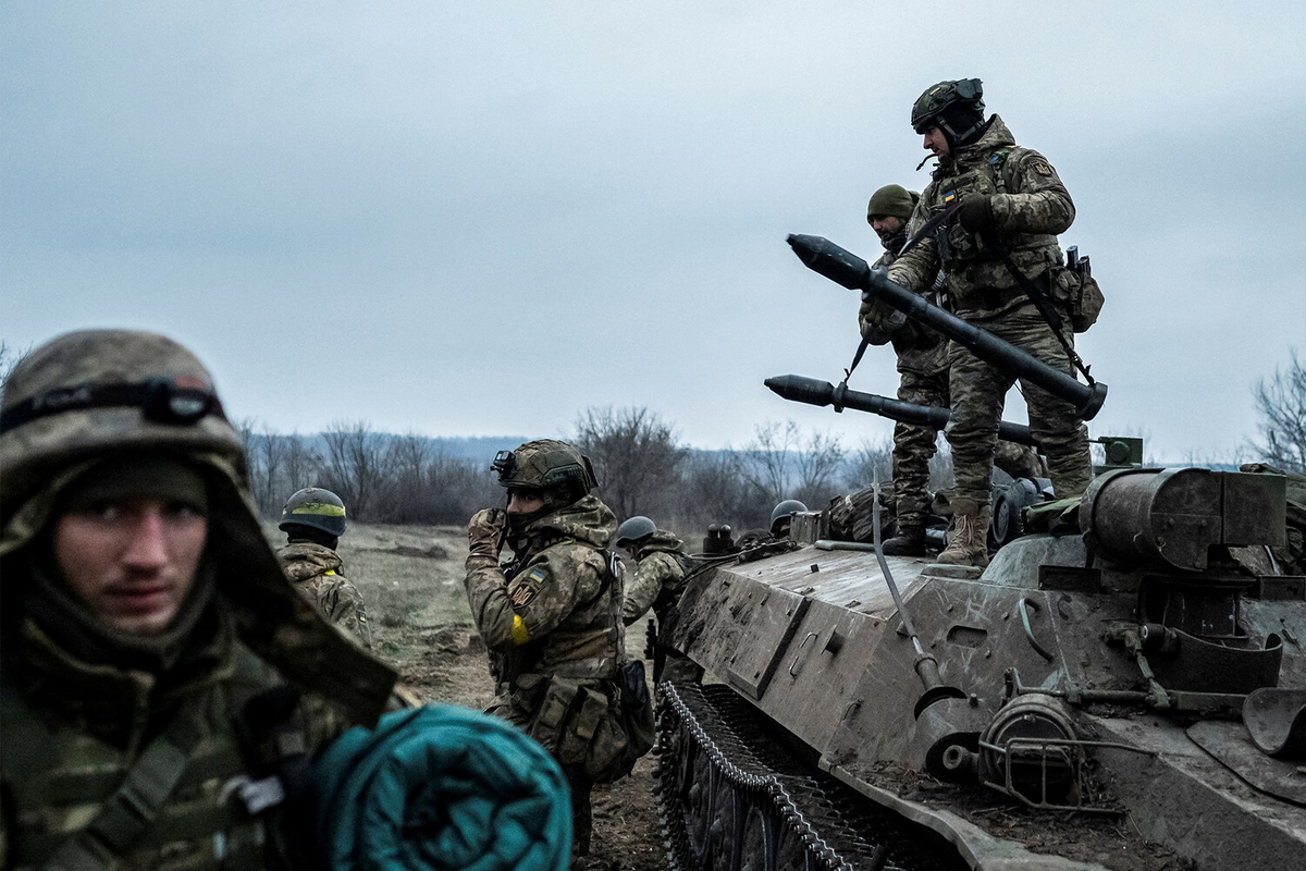 Военнослужащие Украины рядом с бронетранспортером (БТР) на передовой, 2022 год / Фото: Viacheslav Ratynskyi/Reuters