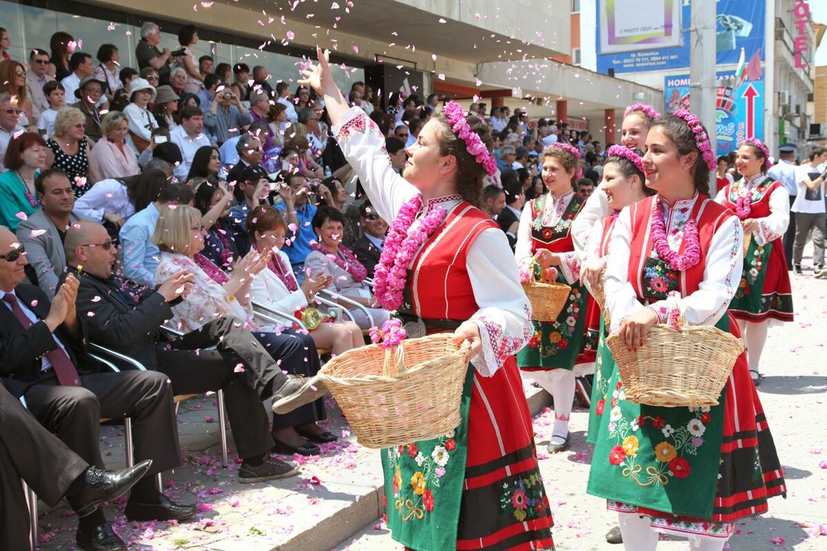 Выходные в болгарии. Долина роз Болгария фестиваль. Казанлык Болгария фестиваль роз. Традиция Болгарии фестиваль розы. Болгары праздники.