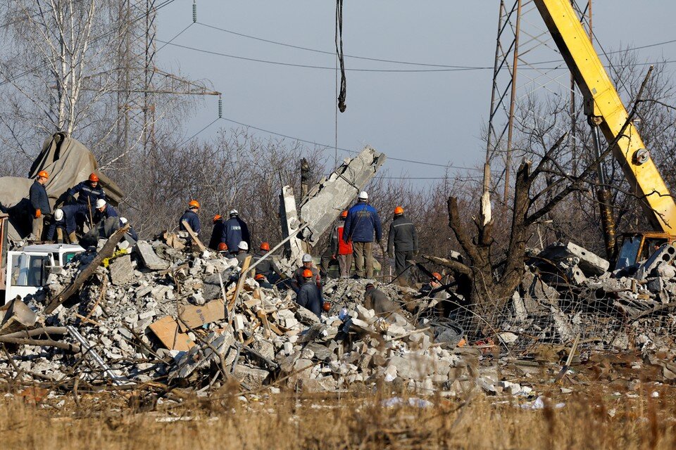     По данным Минобороны РФ, вооруженные силы Украины нанесли удар по пункту временной дислокации российских военных в районе Макеевки  REUTERS