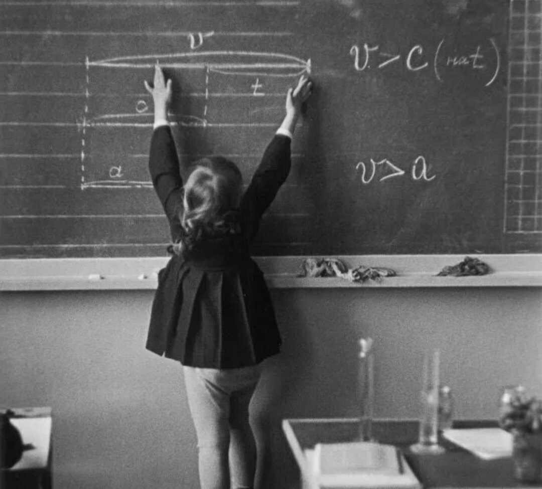 "А юбчонка с трудом прикрывала швы от колгот... " (Взято из Яндекс картинки) 