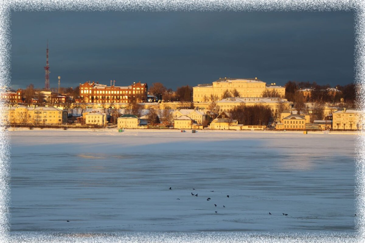 Яркое солнце, тень правого берега, стая ворон на середине реки.