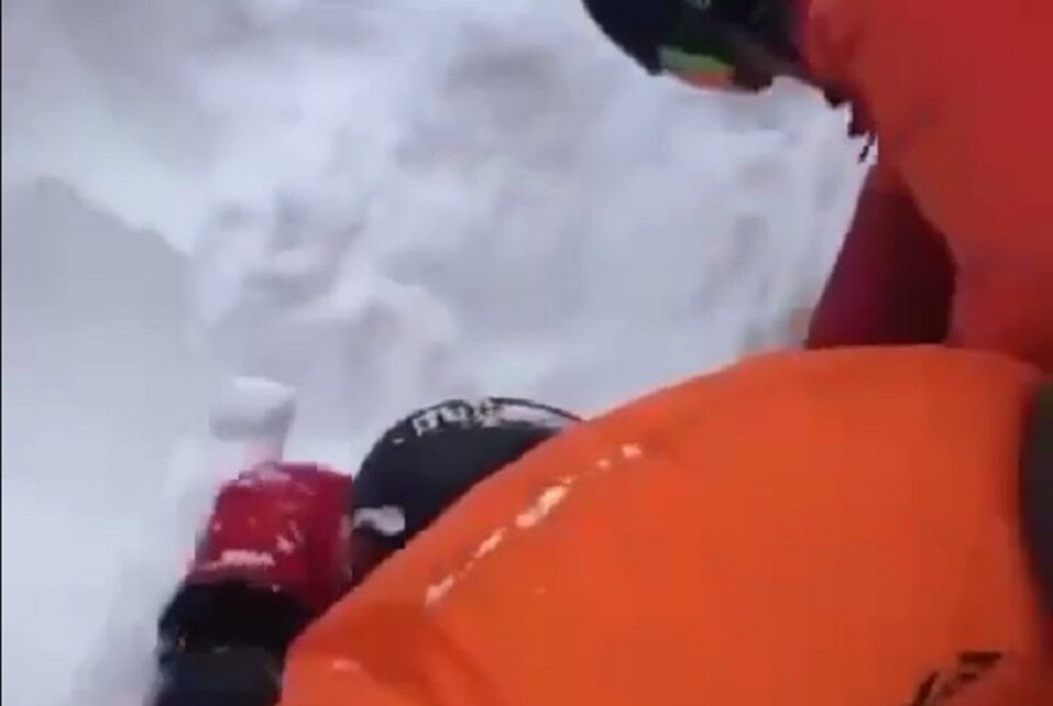     Мужчина не смог выбраться самостоятельно из снежной ловушки. Фото: скриншот видео