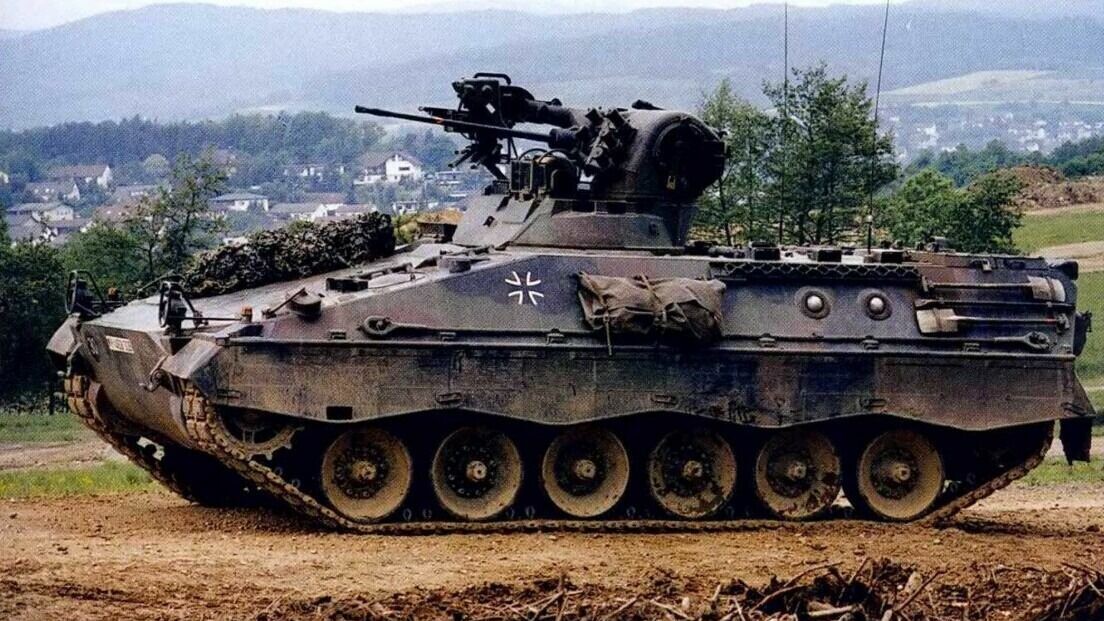     Немецкие власти намерены изъять 40 боевых машин пехоты из запасов своей армии, чтобы передать Украине, поскольку имеющиеся на складах оборонного концерна Rheinmetall списанные БМП слишком долго ремонтировать.