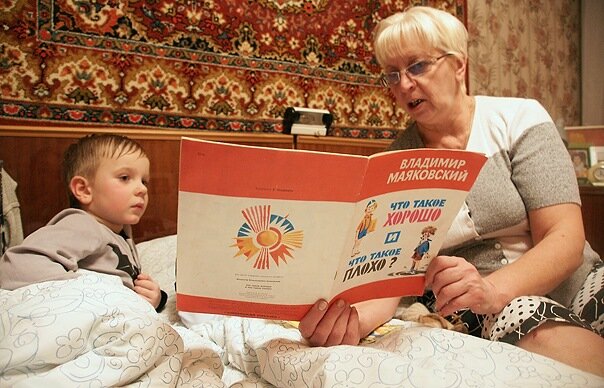 
Многофункциональные центры (МФЦ) - прекрасное внедрение последних лет, сильно облегчающее нашу запротоколированную жизнь.
Их наличие настолько убаюкало мое внимание, что я даже успел забыть недавний квест по оформление документов на новорожденного сына.
А зря!
Чиновничий аппарат отстреливается и не сдает без боя позиции бюрократического маразма.
К слову об уже упомянутом квесте. Дали моему младшему сыну справку по форме 8 - выписка о регистрации. Прекрасная бумажка без срока годности.
А вот старшему сыну, когда по очередному поводу требуется подтверждение его прописки, выдают форму 9, срок которой всего месяц.
При этом каждый раз я с муками совести обращаюсь к нашей работающей пенсионерке-бабушке и прошу ее посетить паспортный стол. Потому что с моей занятостью очень проблематично пробраться в этот оплот советских традиций, работающий только три часа строго в будние дни.
Намучившись, захотел я сделать бессрочную форму 8 и на старшего.
Ан нет. Дети, рожденные после 2010 года, появились на свет под счастливой звездой. Им справка 8 положена. Всем, кто старше - нет.
А так как я не вижу в этом никакой логики и разумного смысла, то позвольте мне зафиксировать еще один факт не изжитого идиотизма.