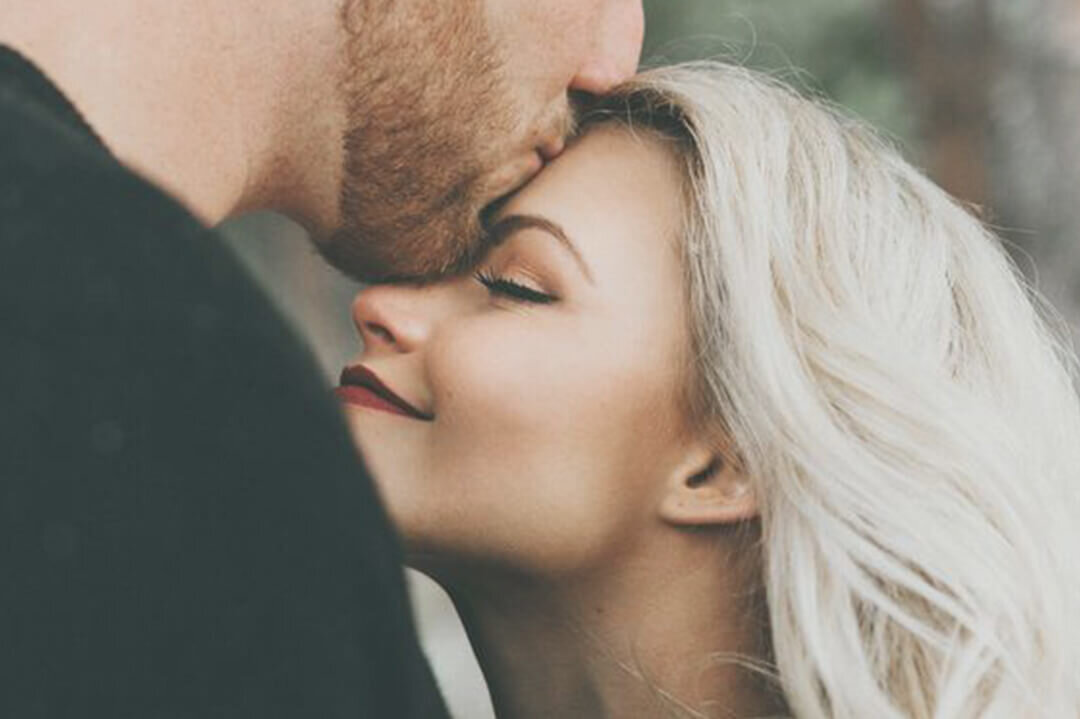 Как поцелуи влияют на самооценку, здоровье и отношения