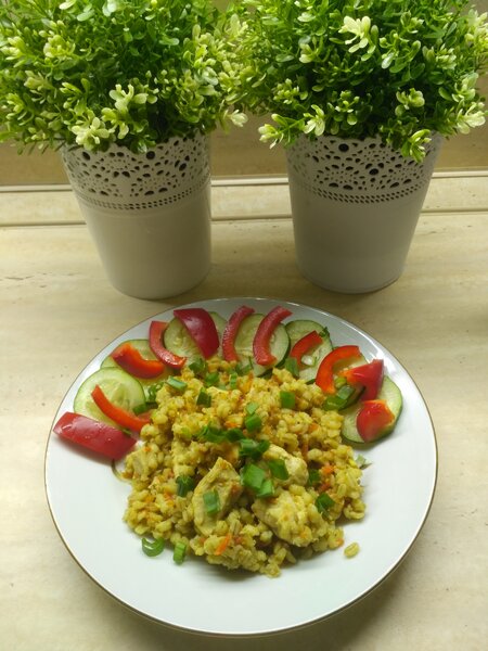 Фотография обеда: аля плов с курицей и перловкой, овощи