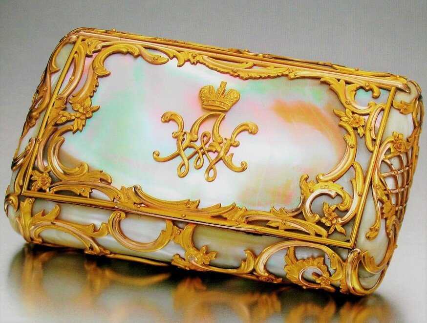 Табакерка из перламутра и золота работы Михаила Перхина; ок.1890г.