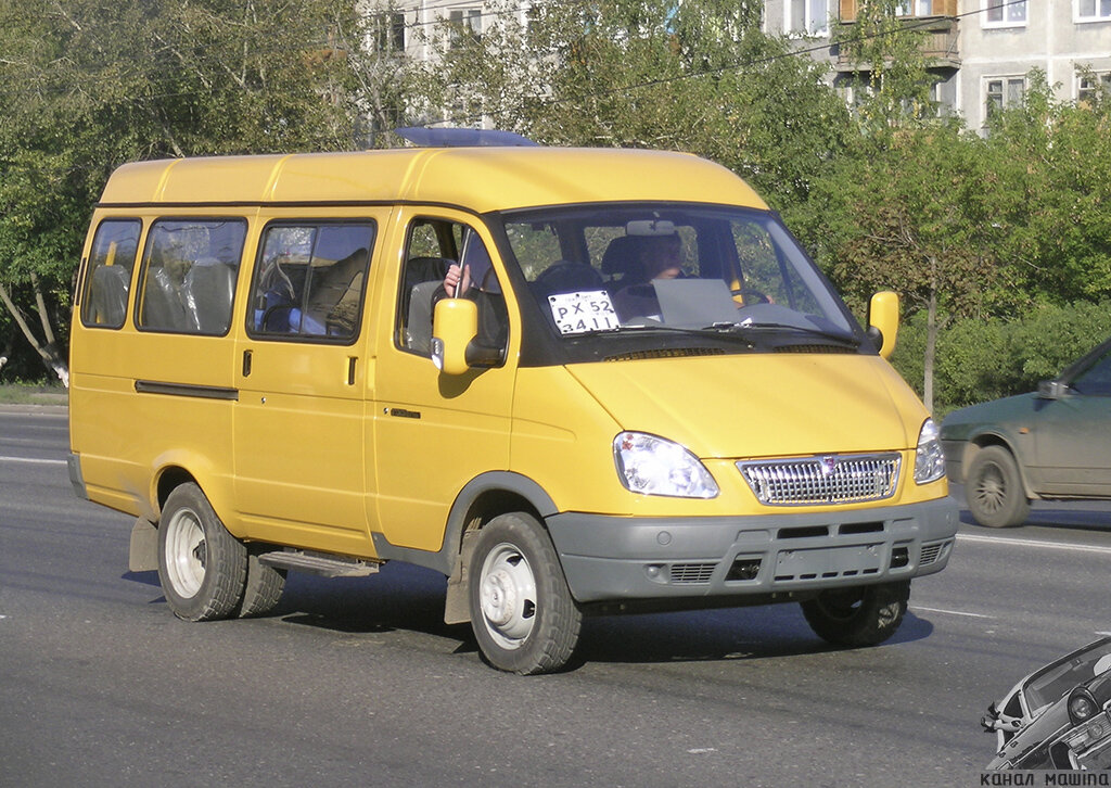 Видите через задние окна три развернутых поперек хода сиденья? Верный признак, что это не родной заводской микроавтобус, а «маршрутка», переоборудованная в одной из специализированных фирм. В таком исполнении внутри будет 14 пассажирских мест. Если же через правые окошки видно 4 поставленных боком кресла подряд, то это будет наиболее «скотская» 15-местная версия 